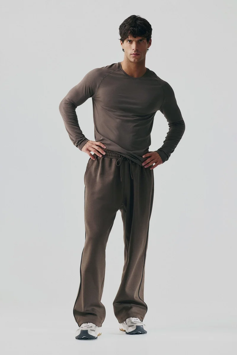 اتش اند ام بلوزة رياضية بقصّة رياضية ضيقة من قماش دراي موف